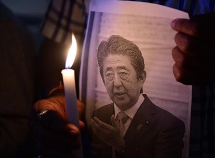 Japonya'da Abe için yapılacak resmi cenaze törenine protesto: Ekonomik krize dikkat çektiler
